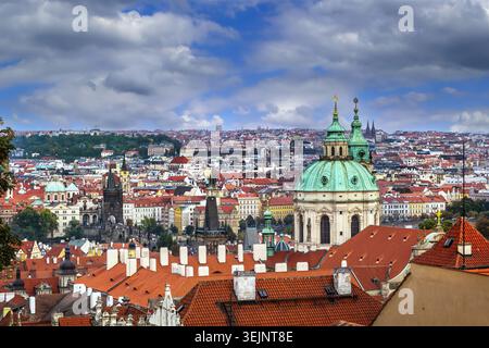 Vue panoramique de Prague avec église Saint Nicolas, République tchèque. Ville historique sous ciel gris nuageux en Bohême Banque D'Images