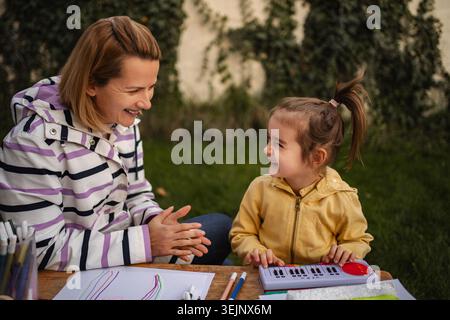 Mère et fille se liant jouant à l'extérieur ensemble Banque D'Images
