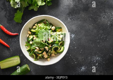 Salade chinoise épicée de concombres cassés. Cuisine asiatique. Concombres épicés. Banque D'Images