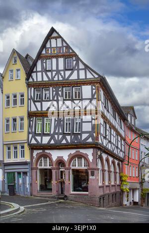 Rue pavée étroite dans le centre historique de Wetzlar, Allemagne. Maisons traditionnelles à colombages sous ciel nuageux Banque D'Images