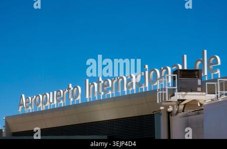 Panneau « Aeropuerto Internacional de » sur le terminal de l'aéroport sous le ciel bleu avec espace de copie Banque D'Images