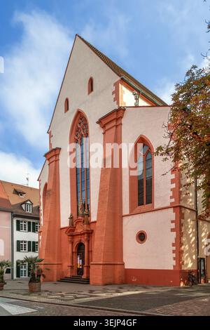 Façade de l'église Martin à Fribourg, Allemagne. Architecture gothique du bâtiment historique sous ciel bleu clair Banque D'Images
