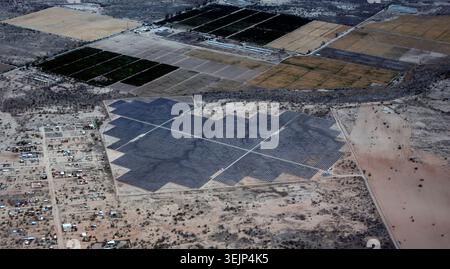 Vue aérienne de la grande ferme d'énergie solaire avec panneaux photovoltaïques et infrastructures d'énergie renouvelable Banque D'Images