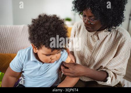 Médecin prodiguant des conseils de santé à la famille Banque D'Images