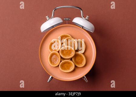 Mini tartelettes rondes avec confiture d'agrumes ou de pêches et pâte friable. Mini tartes aux agrumes Banque D'Images