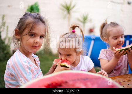 Profitez des plaisirs de l'été avec des amis dans une cour ensoleillée Banque D'Images