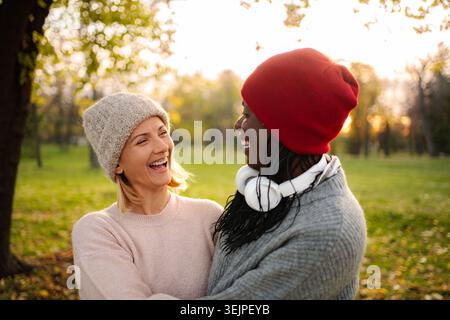 Deux amies riant dans le parc d'automne Banque D'Images