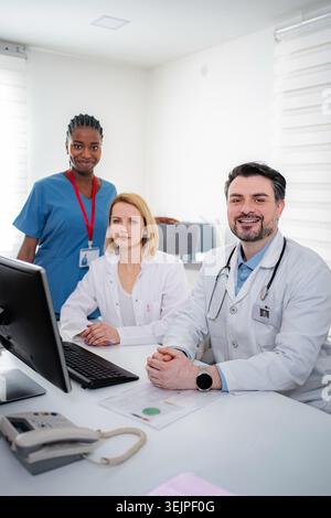 Professionnels de santé travaillant ensemble en milieu clinique Banque D'Images