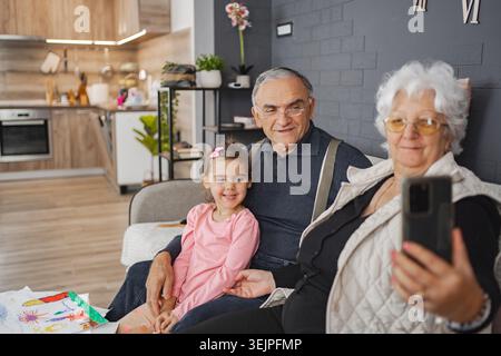 Les grands-parents partagent la joie avec leur petite-fille Banque D'Images