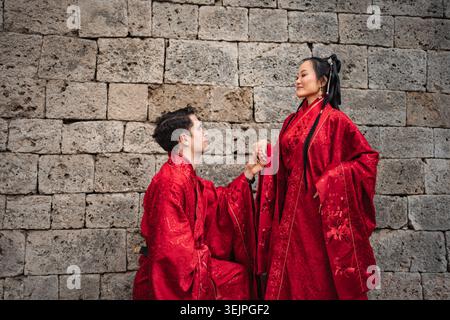 Homme proposant à la femme en tenue de mariage traditionnelle chinoise Banque D'Images
