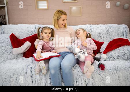 Famille heureuse profitant du temps de Noël ensemble à la maison Banque D'Images