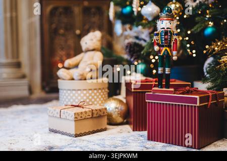 Image d'arbre décoré de Noël ou du nouvel an avec de nombreux cadeaux contre l'intérieur de la maison. Cadeau fait main et de nombreuses boîtes sous sapin Banque D'Images
