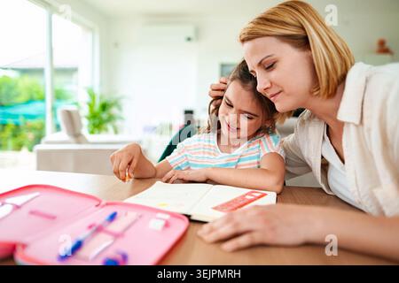 Mère et fille appréciant le temps créatif ensemble Banque D'Images
