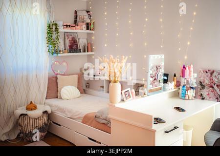 Chambre Teen Girl avec style féminin confortable et lumières de fée Banque D'Images