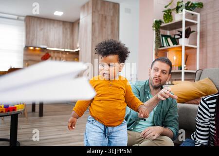 Famille multiraciale profitant de moments ludiques à la maison Banque D'Images