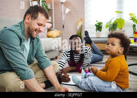 Famille heureuse profitant du temps créatif ensemble à la maison Banque D'Images