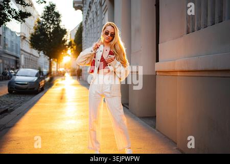 Jeune femme élégante sur la rue de Vienne pendant le coucher du soleil Banque D'Images