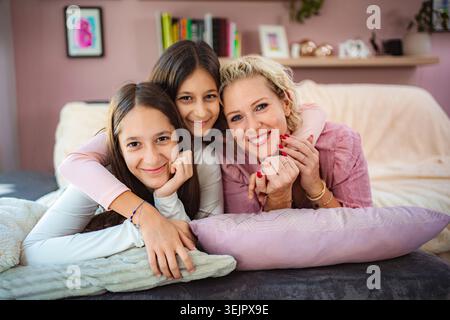 Heureuse mère et deux filles passant du temps ensemble Banque D'Images