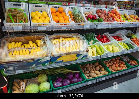 Fruits et légumes frais exposés sur les étagères des supermarchés Banque D'Images