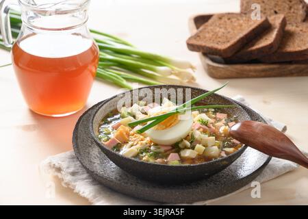 Soupe traditionnelle russe froide okroshka avec kvass Banque D'Images