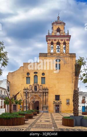 Église San Agustin à Cordoue, Espagne, vue au niveau des yeux. Façade en pierre historique et clocher sous ciel nuageux Banque D'Images