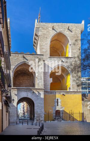 Façade principale de quart Towers à Valence, Espagne, vue en angle bas. Porte de ville gothique médiévale et mur de la forteresse en pierre, pas de gens Banque D'Images