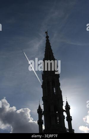 Bruxelles belgique à la Grand place. Tour silhouette de l'Hôtel de ville (Hôtel de ville / Stadhuis) - le grand bâtiment gothique Banque D'Images