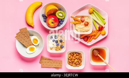 Collation santé sur un fond pastel, vue du dessus. Banque D'Images