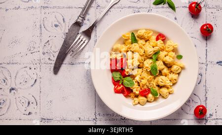 Pâtes italiennes farcies. Sacсhettini pâtes dans une assiette avec sauce tomate. Banque D'Images