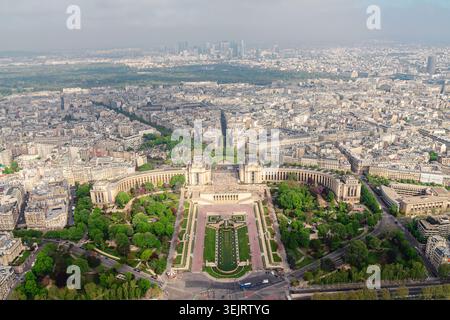 Vue sur la place du Trocadéro depuis le sommet de la Tour Eiffel à Paris. Banque D'Images