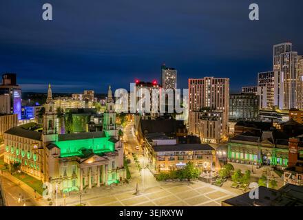 Centre-ville de Leeds la nuit, West Yorkshire, Angleterre. Vue aérienne mettant en vedette la salle civique de Leeds illuminée au-dessus de l’horizon urbain. Banque D'Images