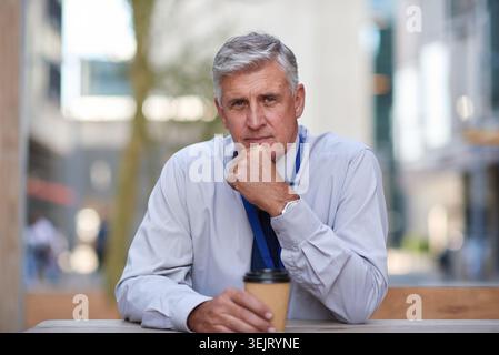 Café, portrait et réflexion avec homme d'affaires en ville pour pause en tant que promoteur immobilier ou immobilier. Boisson, idées et immobilier avec une personne mature Banque D'Images