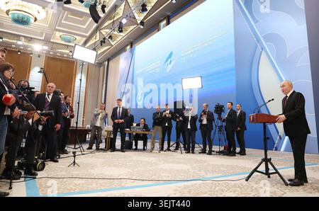 (260530) -- ASTANA, 30 mai 2026 (Xinhua) -- le président russe Vladimir Poutine (1er R) prend la parole lors d'une conférence de presse à Astana, Kazakhstan, le 29 mai 2026. Les présidents de la Biélorussie, du Kazakhstan, du Kirghizistan et de la Russie ont déclaré vendredi que l'Arménie devrait organiser un référendum national dès que possible sur l'adhésion à l'Union européenne (UE) ou le maintien dans l'Union économique eurasienne (UEE). Les préparatifs de l'Arménie en vue de son adhésion à l'UE posent des « risques importants pour la sécurité économique » des états membres de l'UEAE, ont déclaré les dirigeants dans une déclaration conjointe publiée par le Kremlin. (Bureau de presse du Kremlin/document Banque D'Images