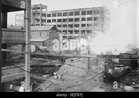 Edison Works, West Orange, New Jersey, 10 décembre 1914. Vue montrant les conséquences de l'incendie à l'usine d'Edison. L'incendie a été déclenché par l'explosion d'un film de nitrate hautement combustible. Le film de nitrate à cette époque était composé de nitrocellulose, également connu sous le nom de coton d'arme à feu, un ingrédient majeur des munitions navales, et connu pour être très combustible s'il est dans un état instable. Banque D'Images