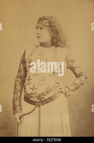 Sarah Bernhardt dans le rôle de Lady Macbeth, 1878-1900. Portrait de Sarah Bernhardt en costume de Lady Macbeth. Elle se tient la tête tournée vers le côté gauche de l'image et repose une main sur sa hanche. Banque D'Images