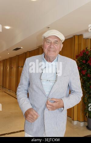 Cannes, France. 16 mai 2026. Une célébrité a été vue quitter la conférence de presse lors de la 79e édition du Festival International du film de Cannes Banque D'Images