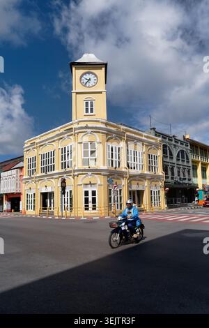 Le monument Phromthep Clocktower dans la zone du patrimoine de la vieille ville dans la ville de Phuket sur l'île de Phuket, Thaïlande, le bâtiment le plus emblématique de la ville Banque D'Images