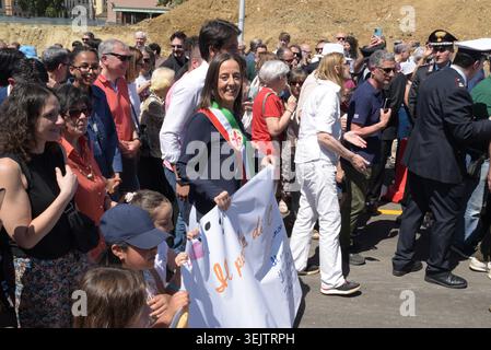 FLORENCE, ITALIE - 30 MAI 2026 : la maire Sara Funaro lors de la cérémonie officielle d'ouverture et d'inauguration du nouveau pont sur l'Arno, officiellement nommé 'Ponte Nencioni'. Les principales infrastructures relient les quartiers de Gavinana et Bellariva. Une foule de citoyens, de journalistes et d’autorités locales s’est réunie pour l’événement urbain historique. Banque D'Images