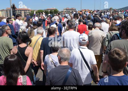 FLORENCE, ITALIE - 30 MAI 2026 : la maire Sara Funaro lors de la cérémonie officielle d'ouverture et d'inauguration du nouveau pont sur l'Arno, officiellement nommé 'Ponte Nencioni'. Les principales infrastructures relient les quartiers de Gavinana et Bellariva. Une foule de citoyens, de journalistes et d’autorités locales s’est réunie pour l’événement urbain historique. Banque D'Images