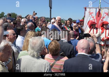 FLORENCE, ITALIE - 30 MAI 2026 : la maire Sara Funaro lors de la cérémonie officielle d'ouverture et d'inauguration du nouveau pont sur l'Arno, officiellement nommé 'Ponte Nencioni'. Les principales infrastructures relient les quartiers de Gavinana et Bellariva. Une foule de citoyens, de journalistes et d’autorités locales s’est réunie pour l’événement urbain historique. Banque D'Images