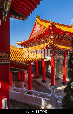 Une cour au temple de Wen Wu montre des colonnes rouges, des toits dorés et des balustrades en pierre au complexe du temple du lac Sun Moon à Taiwan. Banque D'Images