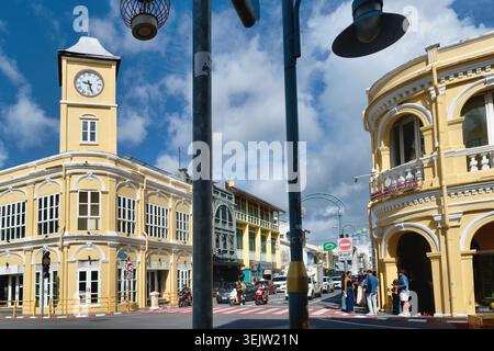 L'emblématique Phromthep Clocktower et l'ancien bâtiment de Chartered Bank dans la zone du patrimoine de la vieille ville de Phuket Town sur l'île de Phuket, Thaïlande Banque D'Images
