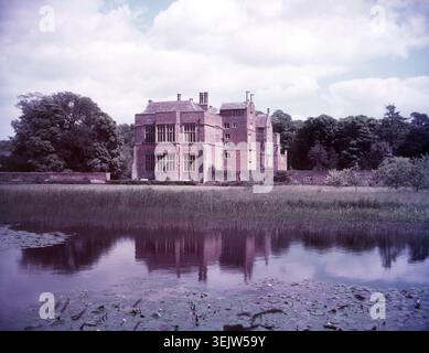 Château et douves de Broughton, Oxfordshire, c1955. Manoir médiéval fortifié, demeure de la famille Fiennes (en pleine Twisleton-Wykeham-Fiennes), des barons Saye et Sele. Banque D'Images