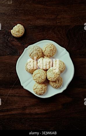 Amaretti (biscuits italiens) sur fond de bois lumineux. Banque D'Images