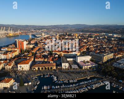 La vue montre Koper, Slovénie avec son port de plaisance, ses bâtiments urbains et le front de mer le long de la mer Adriatique pendant la journée. Banque D'Images