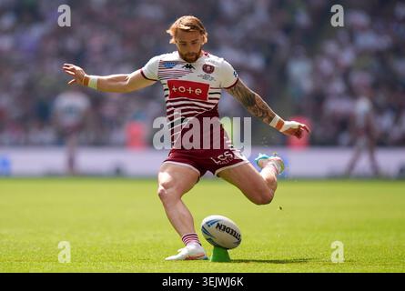 Adam Keighran des Wigan Warriors lance une conversion lors de la finale de la Betfred Challenge Cup au stade de Wembley, à Londres. Date de la photo : samedi 30 mai 2026. Banque D'Images