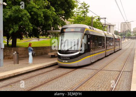 Maia - Porto - Portugal , 30 mai, 2026 : femme attendant et regardant le tram arriver à la gare de porto, portugal ville. Banque D'Images
