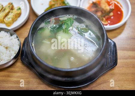Galchi guk est une soupe claire de queue de poil de Jeju avec de la courge et du chou napa. Servi dans un pot en terre, il offre une saveur côtière fraîche et savoureuse. Banque D'Images