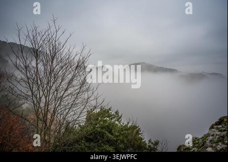 Monastères apparaissent à travers les nuages au sommet des rochers des Météores, Thessalie, Grèce Banque D'Images