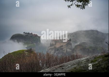 Monastères apparaissent à travers les nuages au sommet des rochers des Météores, Thessalie, Grèce Banque D'Images